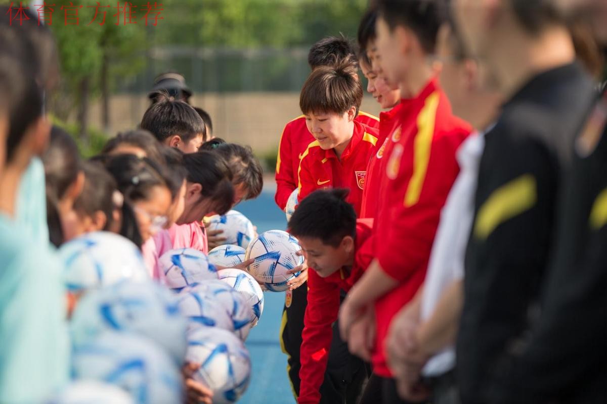 激情传递 梦想启航——亚足联-中国足协草根足球日活动走进运河小学